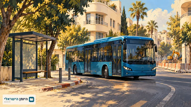אוטובוס כחול ברחוב עירוני עם תחנת אוטובוס, עצים ומחסומי עבודות ברקע